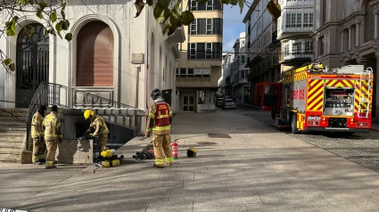 Los bomberos de Ferrol actuando en el transformador