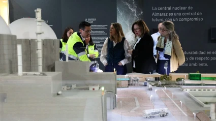 María Guardiola durante una visita a la CNA