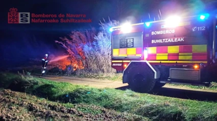 20/12/2024 Imagen de uno de los incendios declarados en Tudela.Bomberos de Navarra han extinguido tres incendios de vegetación declarados esta madrugada en distintos puntos de Tudela: la trasera del Hospital Reina Sofía y las balsas del Pulguer y del Cardete. No hay personas afectadas.SOCIEDAD BOMBEROS DE NAVARRA