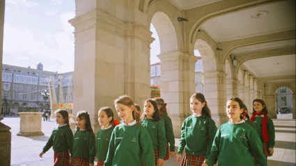 Alumnas de Coruña de los colegios de Fomento cantando 'Luz en la oscuridad'