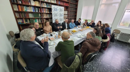 El obispo, en el centro, con representantes de medios de comunicación