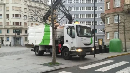 Operarios de Urbaser en Ferrol realizando tareas en la plaza de España