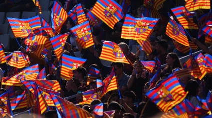 Aficionados del Barcelona con banderas en un partido del equipo en Montjuic.