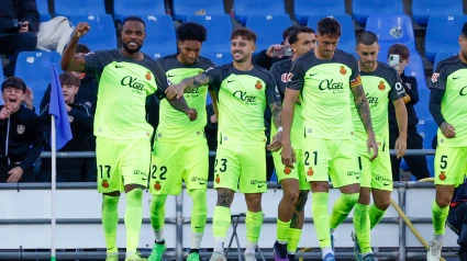 Larin celebra su gol de penalti con sus compañeros