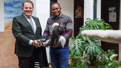 El concejal de Fiestas y Tradiciones, Julián Urbano, y el sacerdote Kingsley Ngozichukwu.