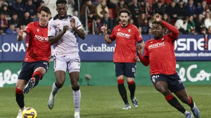 Herrando e Iñaki Williams disputan un balón durante el Osasuna-Athletic.