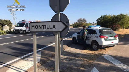 Un agente de la Guardia Civil en Montilla.