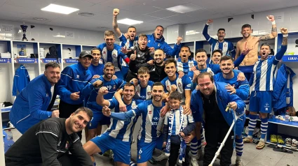 La plantilla del CF Lorca Deportiva celebra la victoria ante el CD Bala Azul