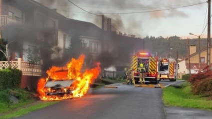 El vehículo quedó completamente calcinado en este incidente