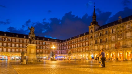 E6R9WD Night view of Plaza Mayor, Madrid, Comunidad de Madrid, Spain