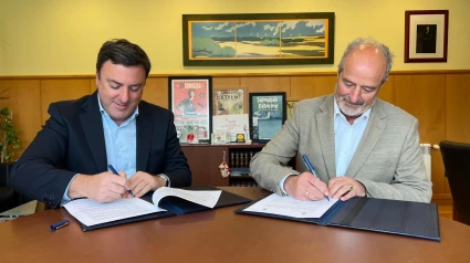 Valentín González y Juan Alonso durante la firma del convenio en la Alcaldía de As Somozas