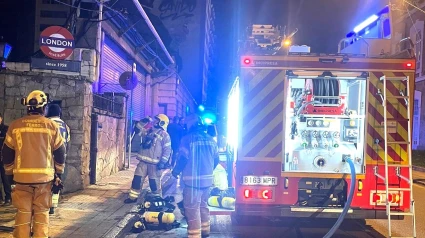 Los bomberos de Ferrol en el exterior del inmueble y durante su actuación