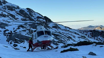 El helicóptero del Gobierno de Cantabria en el dispositivo de búsqueda del montañero perdido.