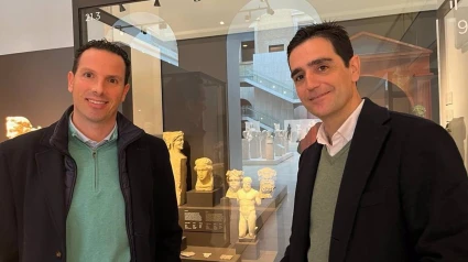 Marino Aguilera (d), junto a José Francisco Moyano, ante la vitrina del Museo Arqueológico Nacional en la que se expone el Hércules.