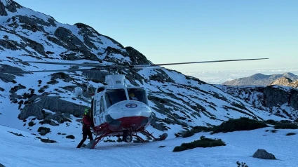 El helicóptero del Gobierno de Cantabria en el dispositivo de búsqueda del montañero perdido.REMITIDA / HANDOUT por 112Fotografía remitida a medios de comunicación exclusivamente para ilustrar la noticia a la que hace referencia la imagen, y citando la procedencia de la imagen en la firma25/12/2024