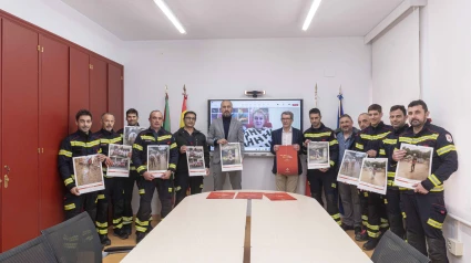 Los bomberos de Torrelavega lanzan un calendario solidario para construir un parque infantil en Benetússer.