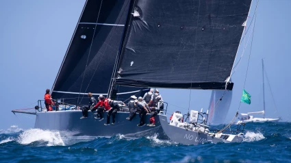 Dos participantes han fallecido en la popular regata Sydney-Hobart.