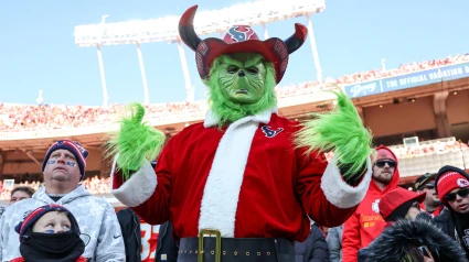 Un aficionado de los Texans disfrazado de Grinch el día de Navidad.