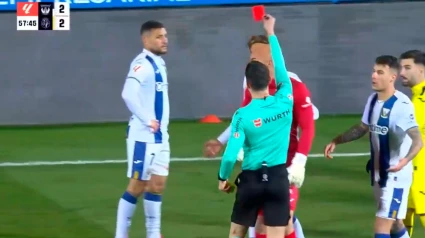 El árbitro enseña la tarjeta roja al jugador del Leganés tras su agresión a Yeremy Pino.