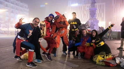 Corredores disfrazados en la tradicional carrera San Silvestre en Zaragoza