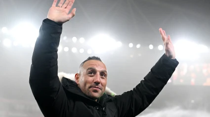 Santi Cazorla saluda a la afición del Arsenal desde el terreno de juego del Emirates Stadium.