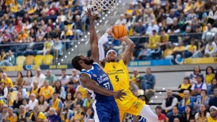 Semi Ojeleye trata de taponar a Homesley