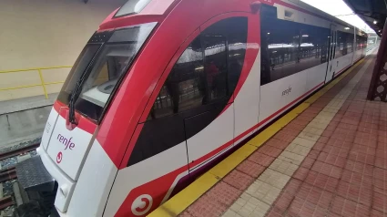 Foto de uno de los nuevos trenes de la antigua FEVE en la estación de Ferrol