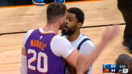 Jusuf Nurkic se dispone a golpear a Naji Marshall.