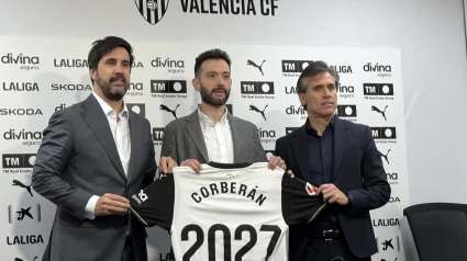 Carlos Corberán, entre Javier Solís y Miguel Ángel Corona, ha firmado hasta el 2027 con el Valencia CF