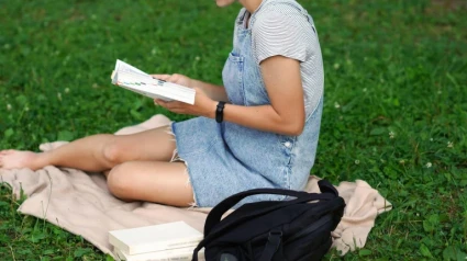 Mujer en jardín