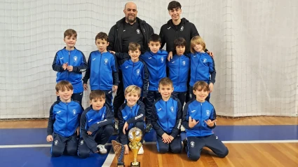 Los pre benjamines con los trofeos logrados este sábado en Lugo