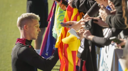 Dani Olmo firma autógrafos durante el entrenamiento del primer equipo de este domingo.