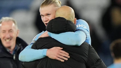 Haaland abraza a Guardiola tras la sufrida victoria en Leicester.