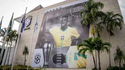 Pancarta gigante de Vinicius en la fachada de la CBF.