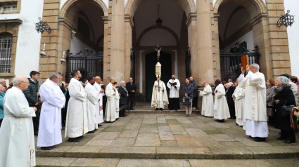 Acto a la entrada de la concatedral de San Julián