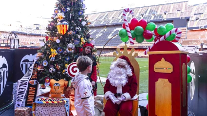 Uno de los miles de niños que ha pasado por Mestalla estas Navidades saluda a Papá Noel