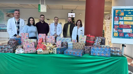 Agroponiente cumple con su tradición de entregar regalos para los niños que pasan la Navidad en los hospitales de Torrecárdenas y El Poniente