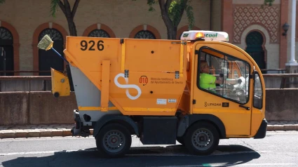 Vehículo de Lipasam por las calles de Sevilla