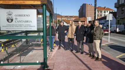 El consejero de Fomento, Vivienda, Ordenación del Territorio y Medio Ambiente, Roberto Media, inaugura el aparcamiento de camiones de Los Corrales de Buelna.