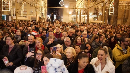 Más de 3.500 almerienses llenan la Plaza de la Catedral para desear con los ‘Tomates de la Suerte’ un 2025 lleno de proyectos y salud