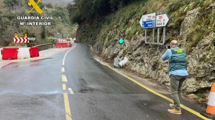 Guardia Civil frente a uno de los semáforos del Desfiladero de la Hermida