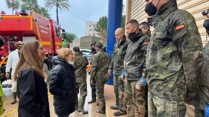 La delegada del Gobierno en la Comunitat Valenciana, Pilar Bernabé, junto a efectivos de las fuerzas armadas que trabajan en labores de reconstrucción en municipios afectados por la DANA