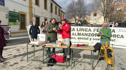 El alcalde de Lorca, a la izquierda, en el acto reivindicativo en la estación de Baza