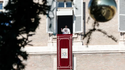 Vatican City (Vatican City State (holy See)), 01/01/2025.- Pope Francis leads the Angelus prayer, a traditional Sunday prayer, from the window of his office overlooking Saint Peter's Square, Vatican City, 01 January 2025. (Papa) EFE/EPA/GIUSEPPE LAMI