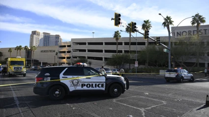 Agentes de la ley se encuentran detrás de una cinta amarilla cerca de la entrada de la Torre Trump, después de que un Tesla Cybertruck se incendiara y explotara afuera del vestíbulo del hotel del presidente electo de Estados Unidos, Donald Trump.