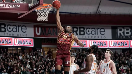 Kabengele machaca el aro ante la mirada de varios jugadores de Valencia Basket