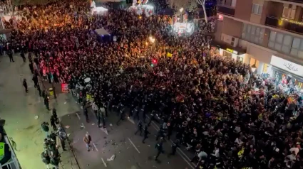 Imagen de una de las cargas policiales de la Policía contra aficionados valencianistas en la previa del Valencia-Real Madrid, en los aledaños de Mestalla