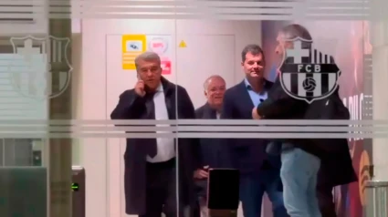 Joan Laporta, saliendo de noche de las oficinas del FC Barcelona