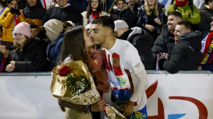 El defensa del Barbastro Israel García le pide el matrimonio a su novia al término del partido de dieciseisavos de la Copa del Rey contra el Barcelona