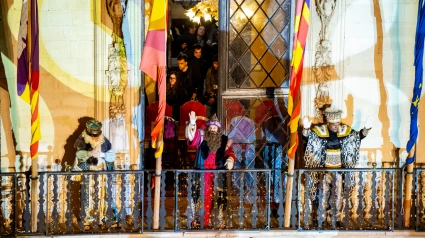 Los Reyes Magos saludan desde el balcón de Cort